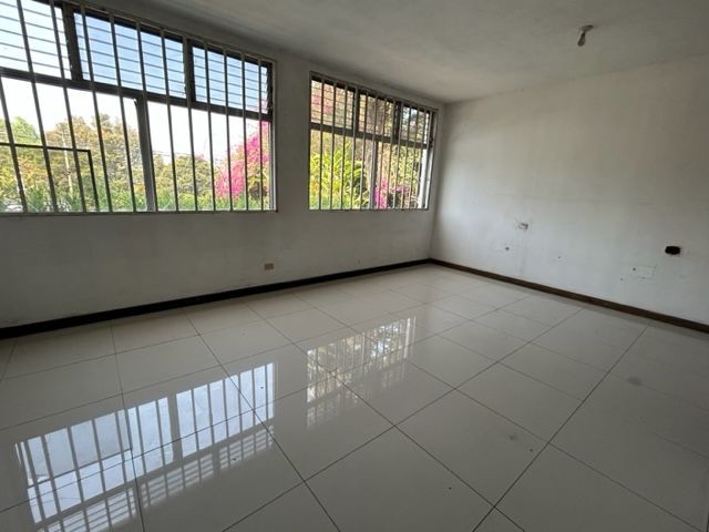 Propiedad en renta km 8 CES Edificio de 1000 metros con 2 niveles