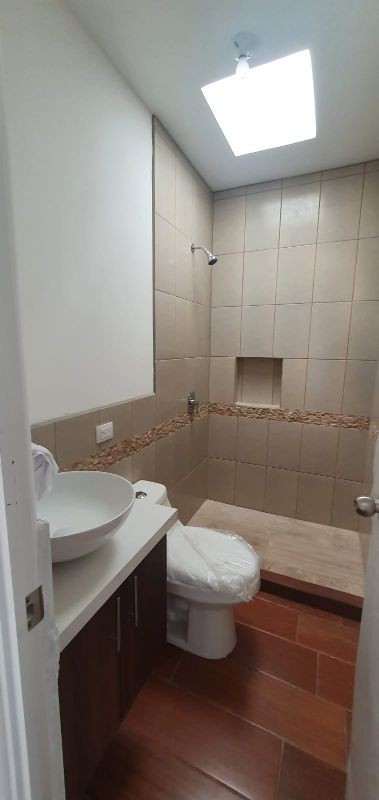 EN VENTA CASA NUEVA ZONA 16 HACIENDA REAL DENTRO DE CONDOMINIO