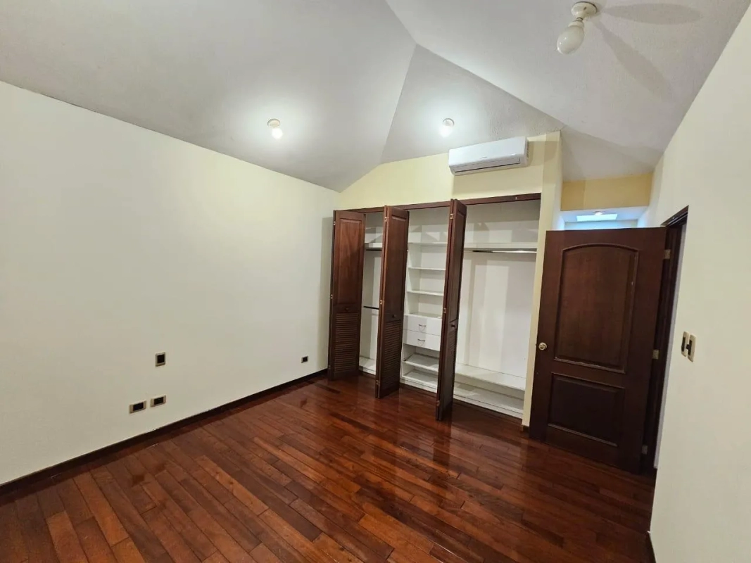 Se renta casa dentro de condominio con doble garita en Zona 15. Tiene una vista increíble!!!