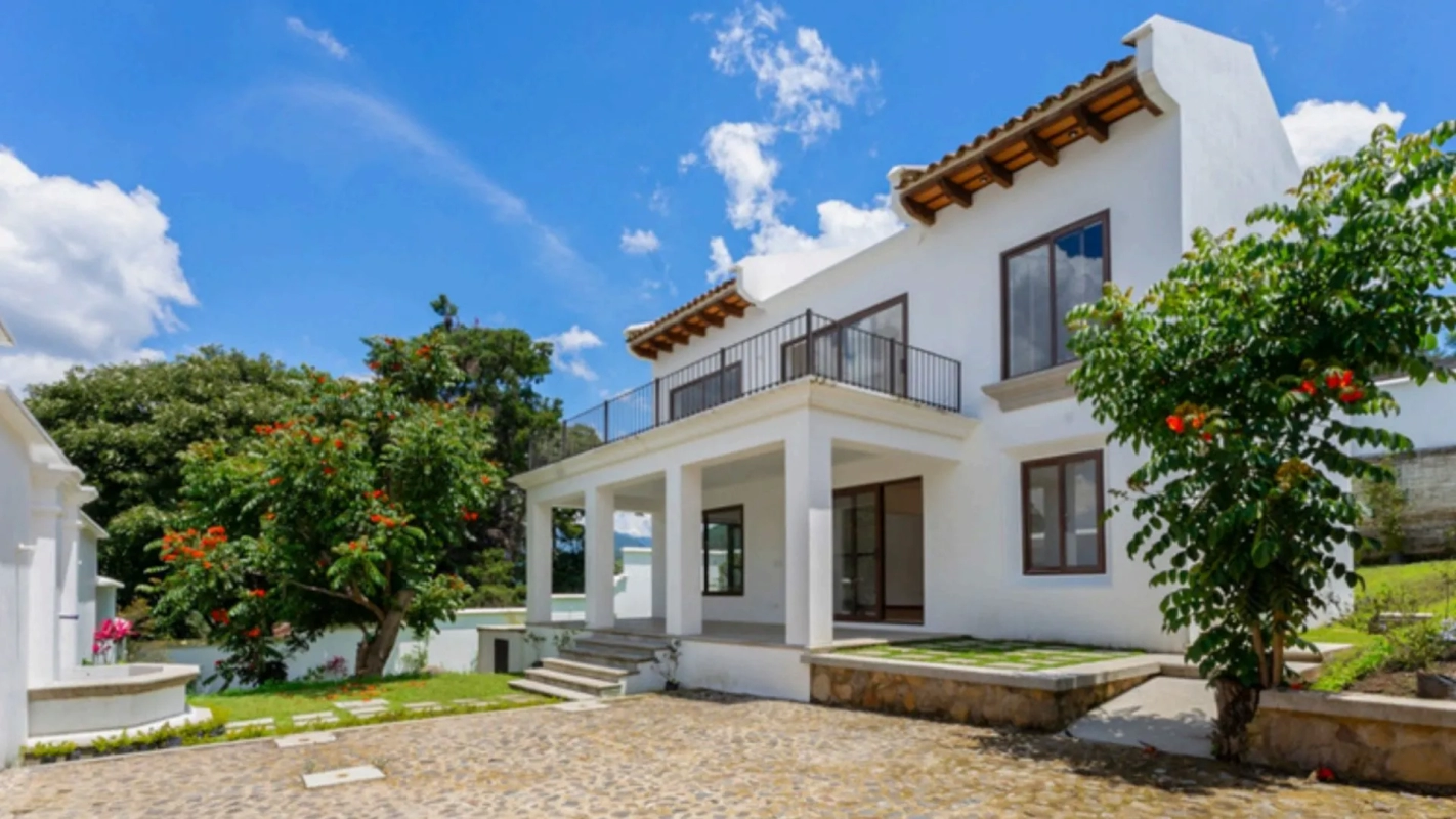 Casa con amplio jardín para estrenar en VENTA -Antigua Guatemala