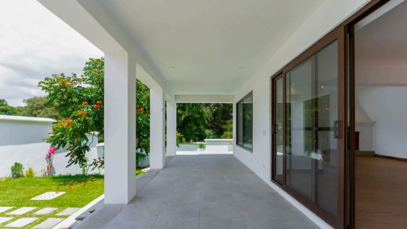 Casa con amplio jardín para estrenar en VENTA -Antigua Guatemala