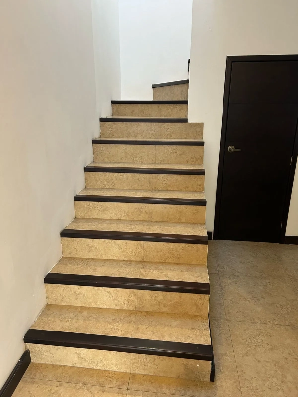 Hermosa Casa en Venta San Crist贸bal z. 8 Mixco