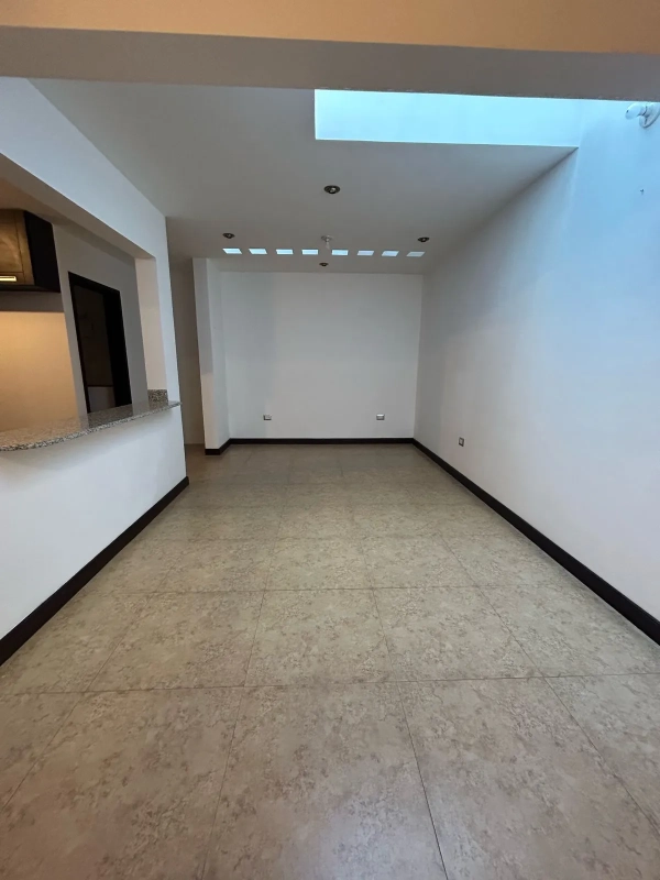 Hermosa Casa en Venta San Crist贸bal z. 8 Mixco