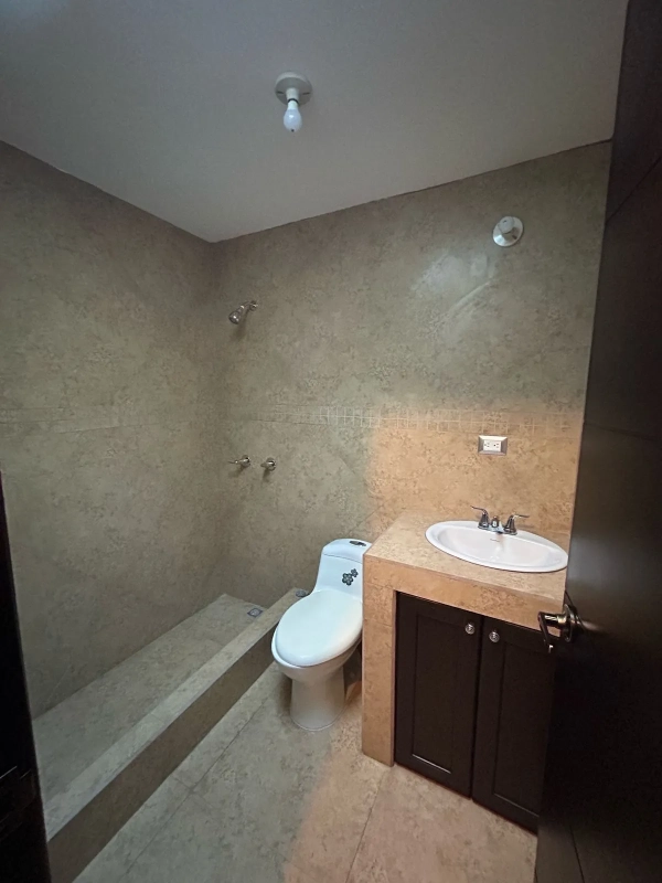 Hermosa Casa en Venta San Crist贸bal z. 8 Mixco