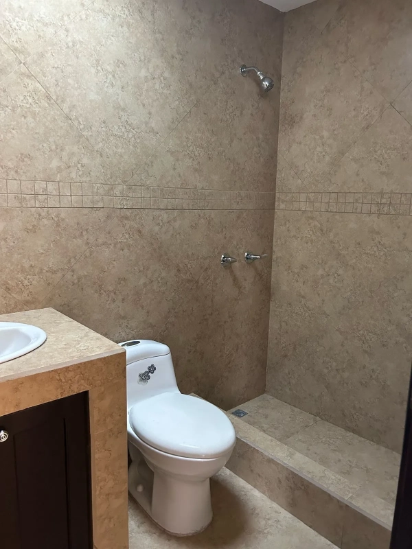 Hermosa Casa en Venta San Crist贸bal z. 8 Mixco