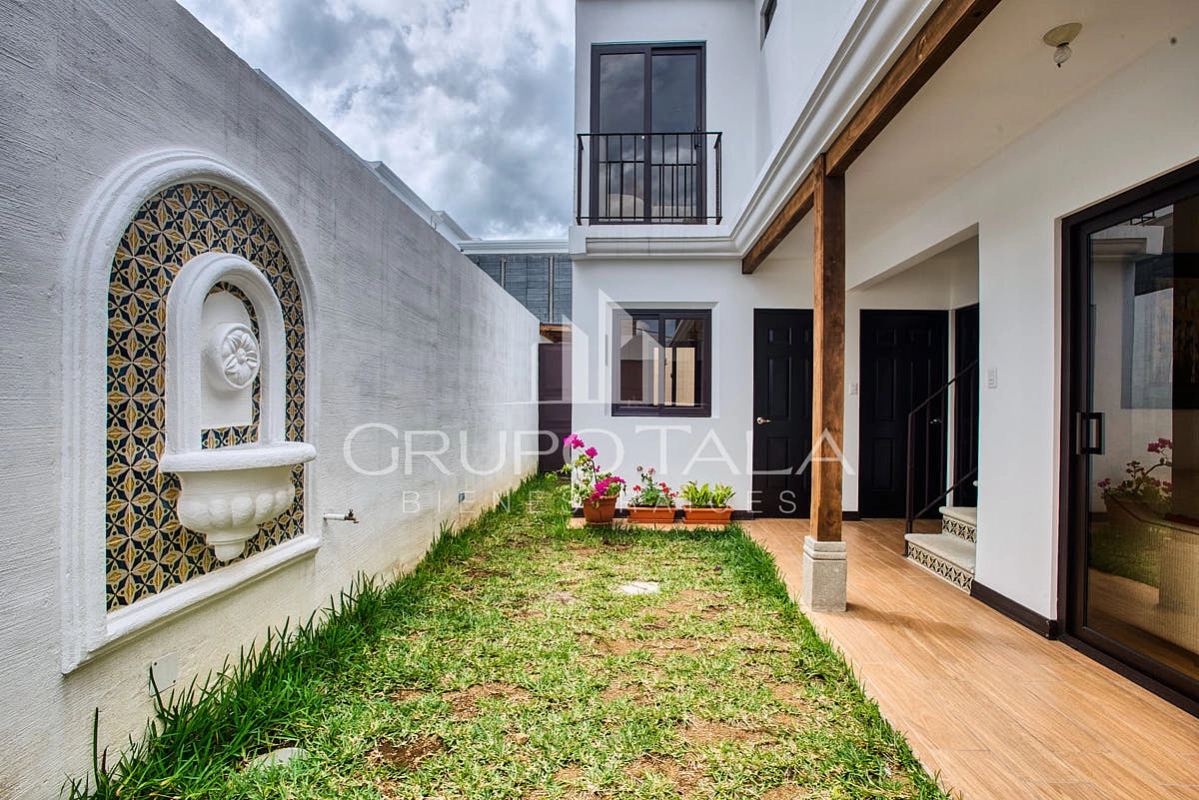 Casas en Venta - Barrios Coloniales, Antigua Guatemala - Image 2