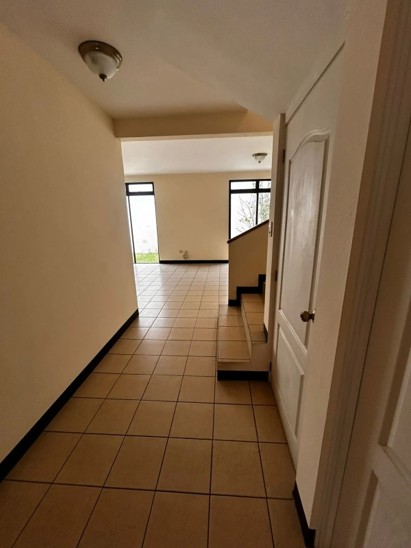 🏡 Casa en Renta – Km 21.5 Carretera a Fraijanes