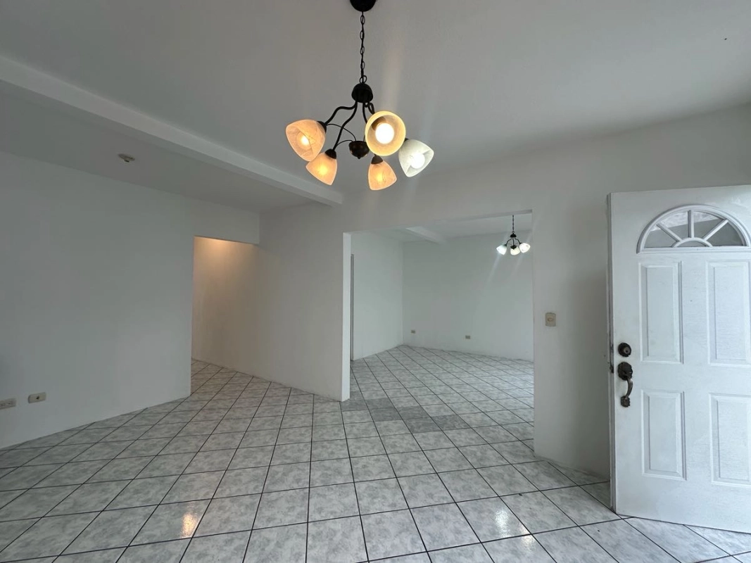 Casa en venta Hacienda Real Zona 16 a pasos del parque