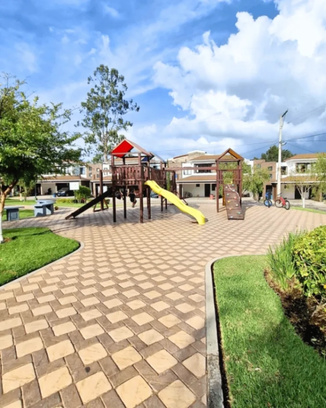 CASA EN RENTA EN ZONA 17 KM8.5 FLORENTINA PREMIER