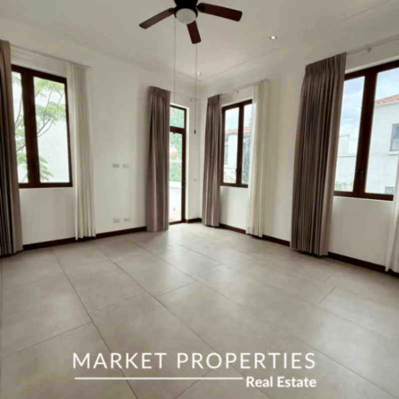 Casa en venta Encinos de Cayala zona 16 de 5 dormitorios