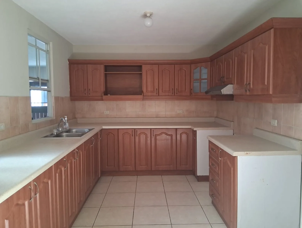 Condado Naranjo, casa 4 habitaciones en alquiler Q11,000.00 mantenimientos incluidos