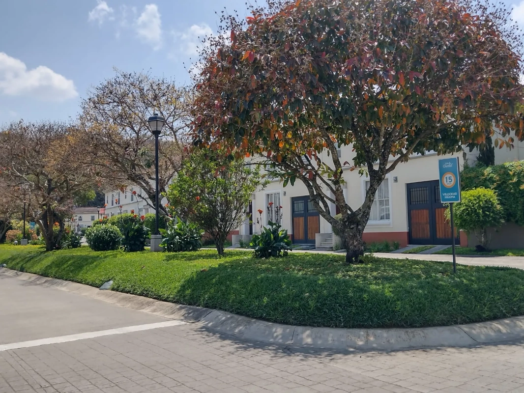 Condado Naranjo, casa 4 habitaciones en alquiler Q11,000.00 mantenimientos incluidos