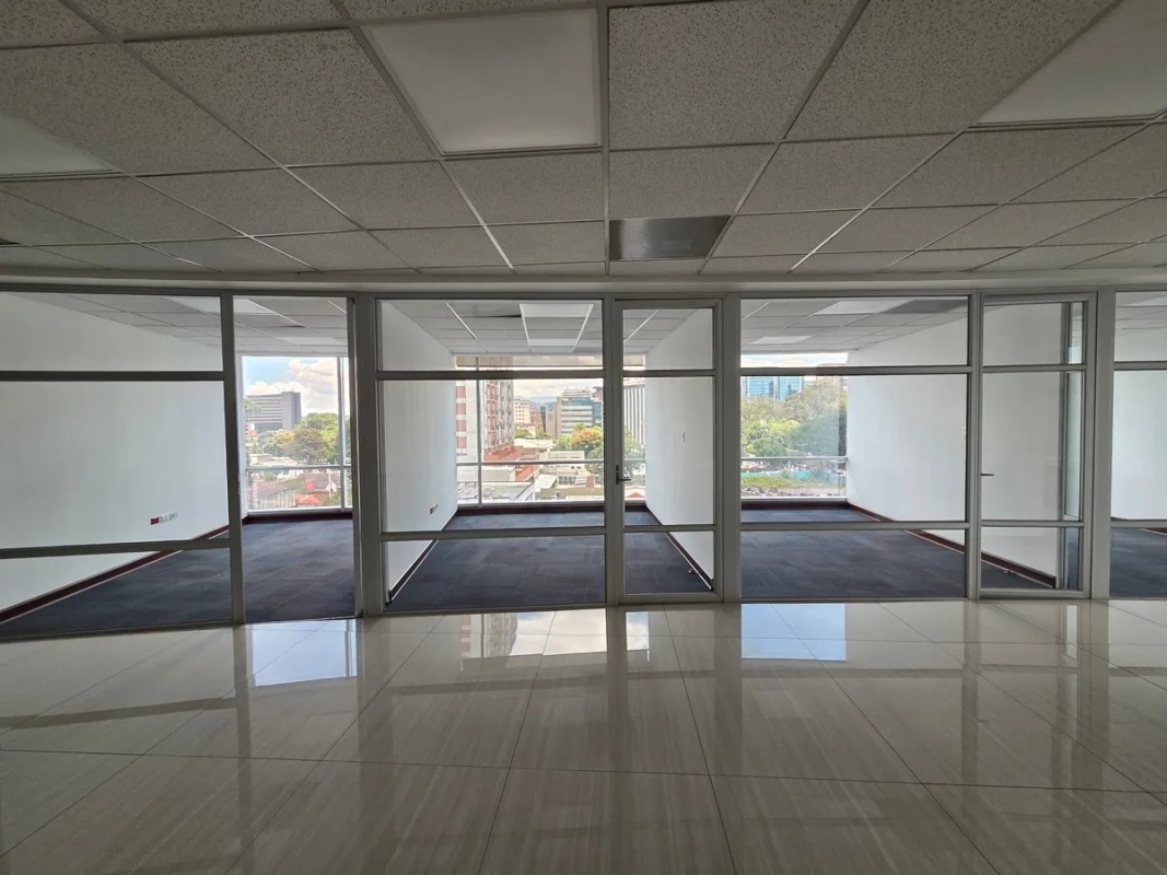 Oficina en Alquiler en Zona 10 de 535 Mts en $9,100