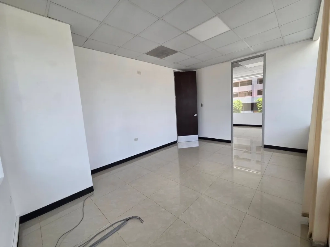 Oficina en Alquiler en Zona 10 de 2,082 Mts en $35,414.80