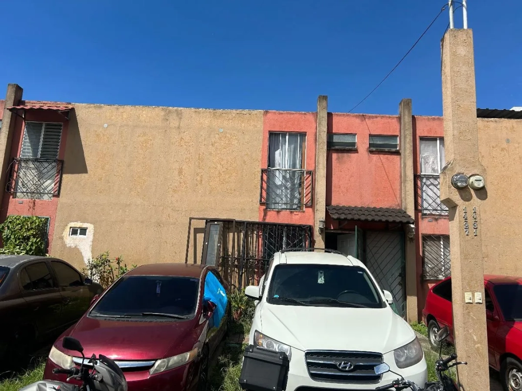 Casa 3 niveles en condominio Frutal 1