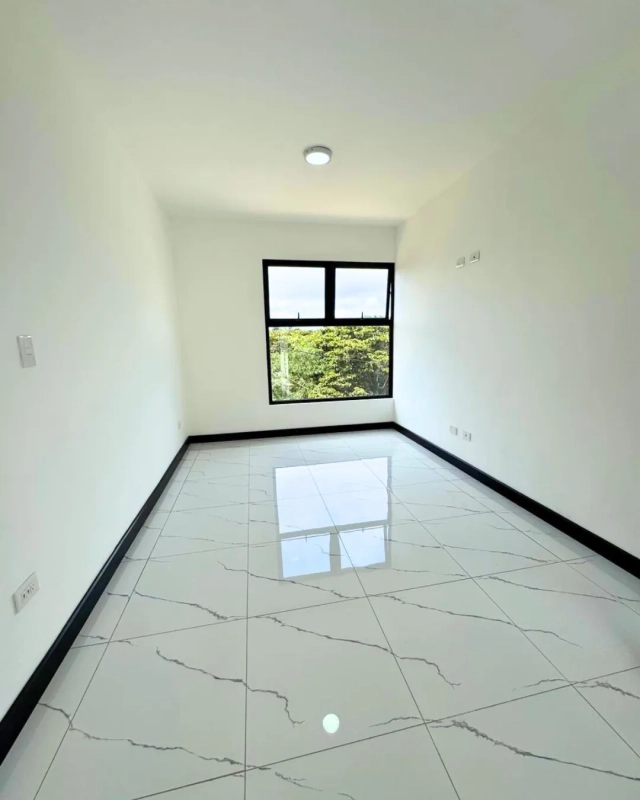 CASA EN VENTA EN ZONA 16  HACIENDA REAL PARA ESTRENAR