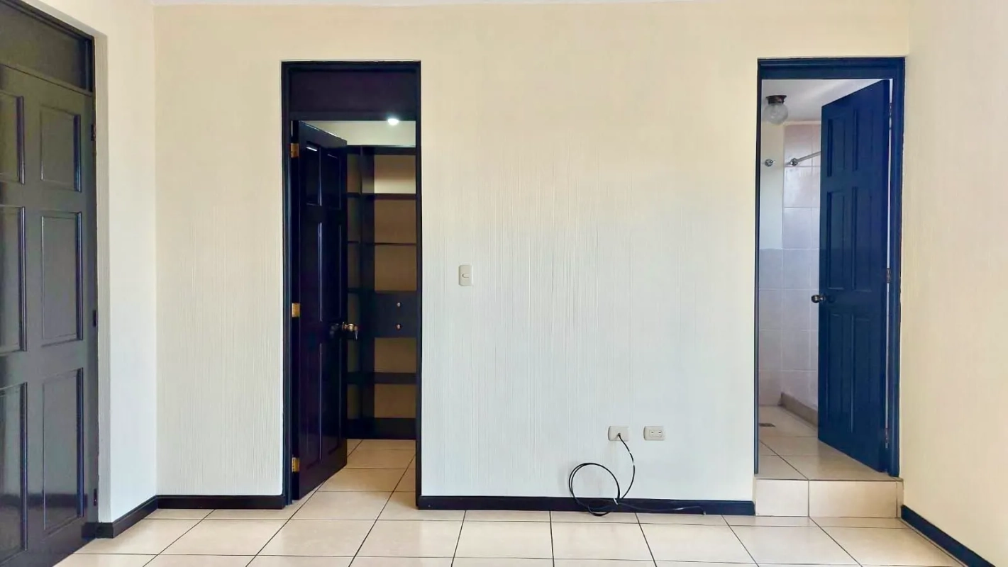 Zona 7 de Mixco • Casa de esquina en renta • Condominio Bosques del Encinal 2