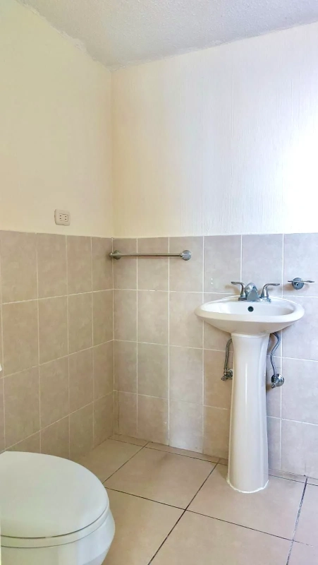 Zona 7 de Mixco • Casa de esquina en renta • Condominio Bosques del Encinal 2