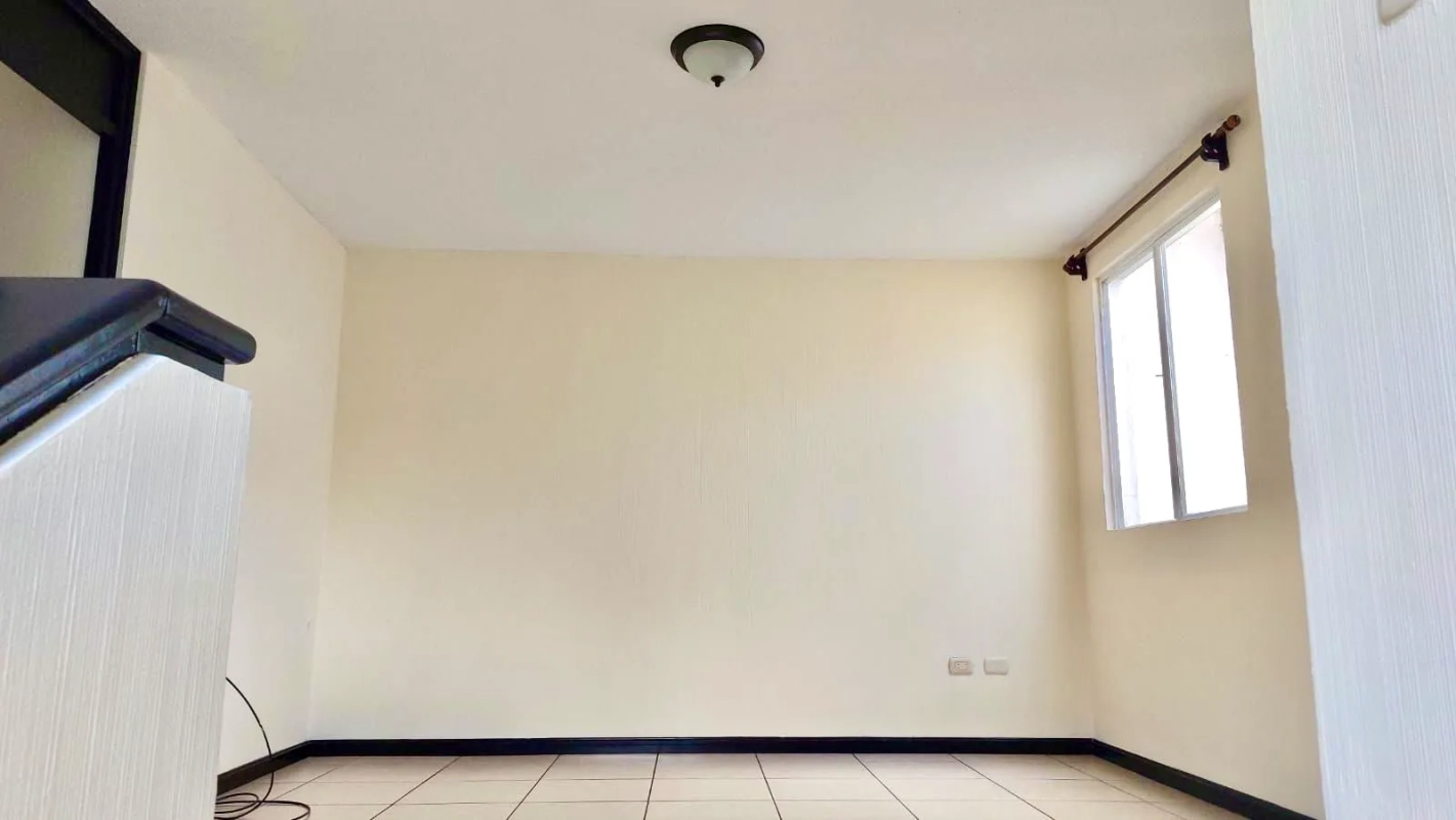 Zona 7 de Mixco • Casa de esquina en renta • Condominio Bosques del Encinal 2