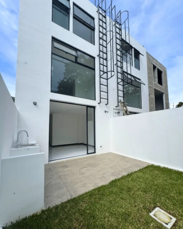 CASA EN VENTA EN ZONA 16  HACIENDA REAL PARA ESTRENAR