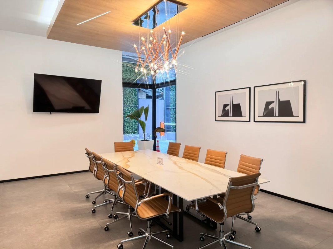 ALQUILO OFICINA ZONA 10, PARA ESTRENAR