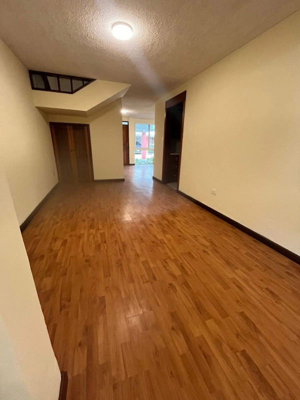 TOWNHOUSE VENTA ZONA 14, LADO LA VILLA~ 245 MTS2~3 DORMITORIOS $330,000 + TIMBRES