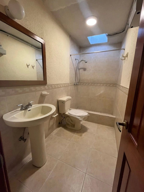 TOWNHOUSE VENTA ZONA 14, LADO LA VILLA~ 245 MTS2~3 DORMITORIOS $330,000 + TIMBRES