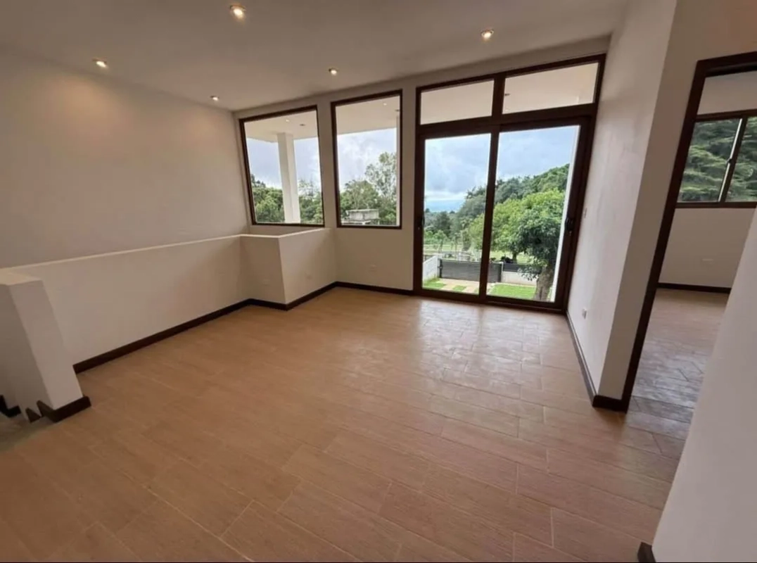 VENDO CASA EN SAN LUCAS SACATEPEQUEZ