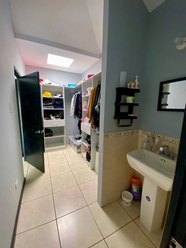 VENDO CASA EN VISTAS DE SAN ISIDRO ZONA 16