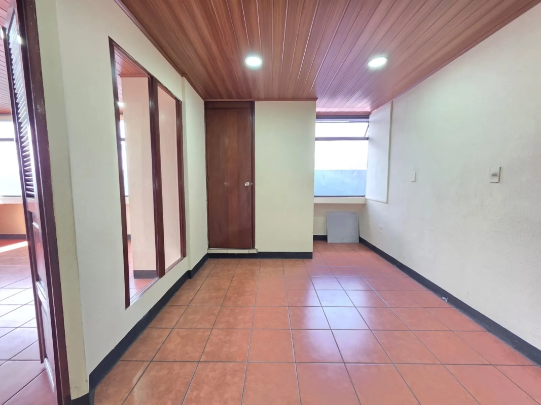 OFICINA EN VENTA ZONA 10 | 110m2 - Miniatura 2