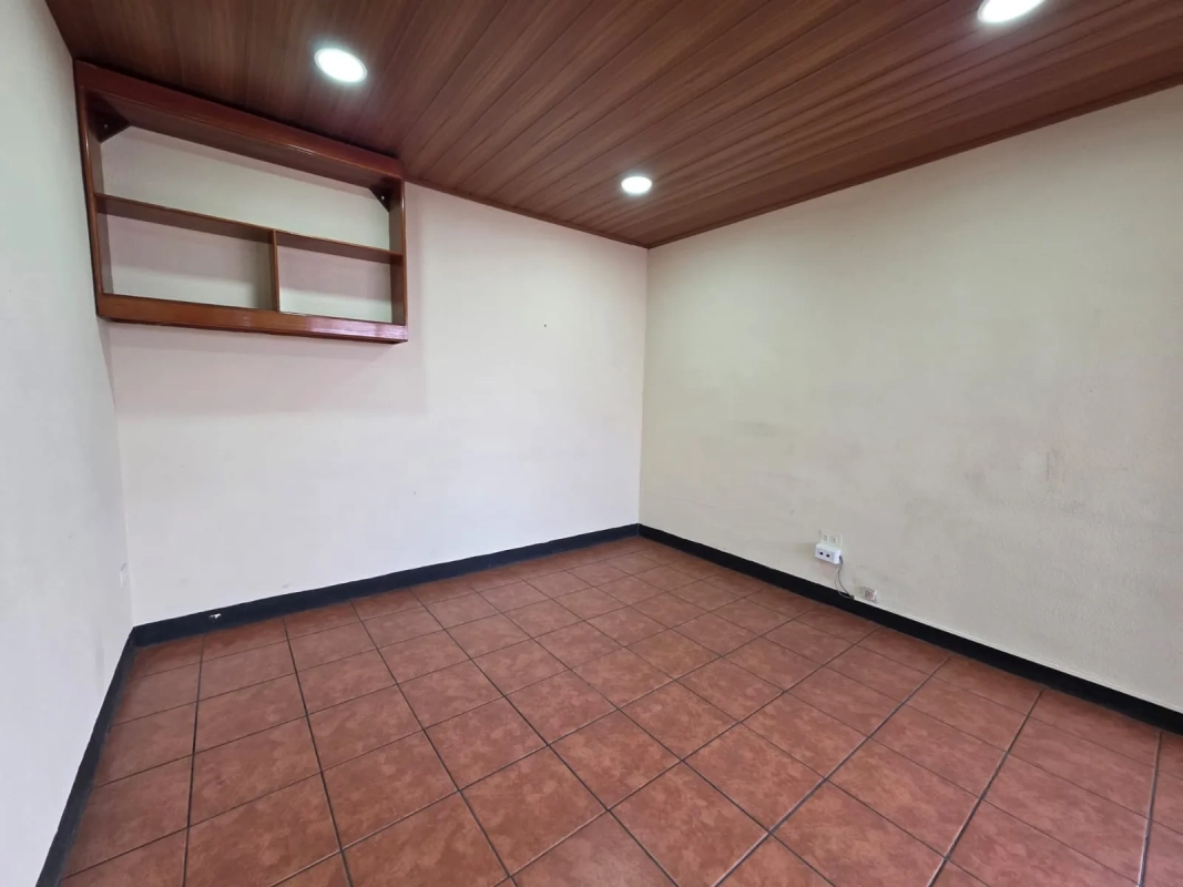 OFICINA EN VENTA ZONA 10 | 110m2 - Miniatura 5