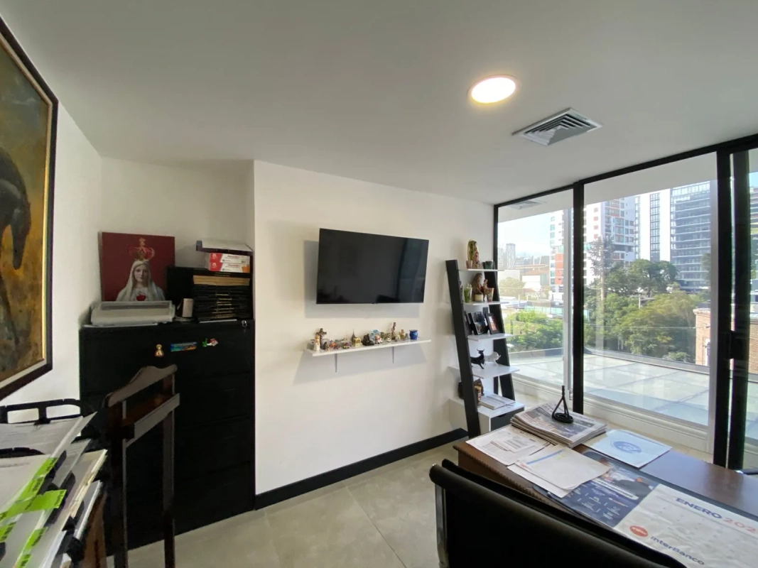 Oficina en Venta en Edificio Vasanta zona 10 - Miniatura 7