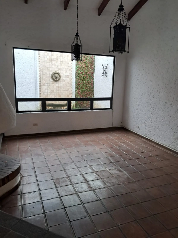 ALQUILO CASA Z.14 DARUE, 4 HAB, 3 BAÑOS, 4 PARQUEOS, PATIO, BODEGA, SALA FAMILIAR