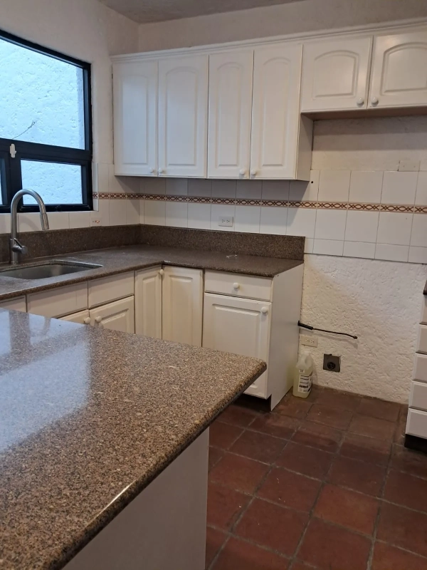 ALQUILO CASA Z.14 DARUE, 4 HAB, 3 BAÑOS, 4 PARQUEOS, PATIO, BODEGA, SALA FAMILIAR