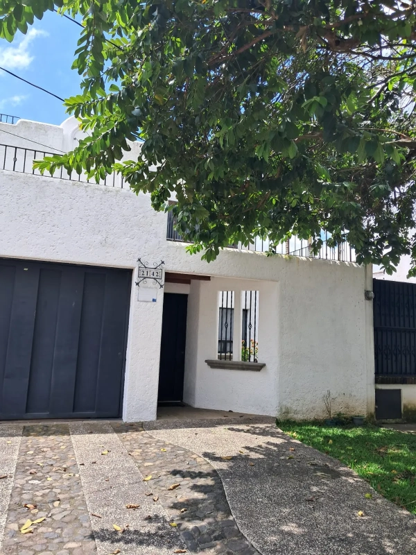 ALQUILO CASA Z.14 DARUE, 4 HAB, 3 BAÑOS, 4 PARQUEOS, PATIO, BODEGA, SALA FAMILIAR