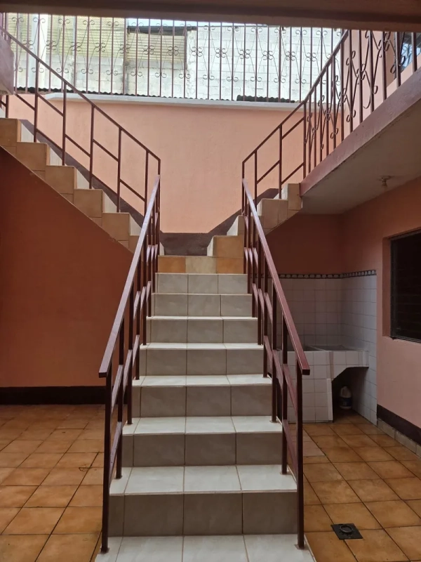 Venta de casa en zona 7 Castillo Lara con 10 dormitorios