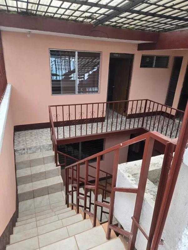 Venta de casa en zona 7 Castillo Lara con 10 dormitorios