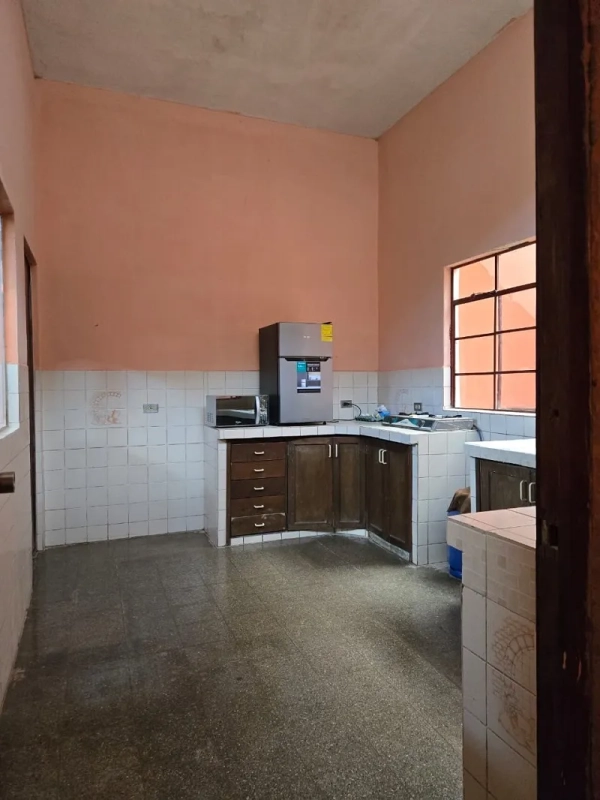 Venta de casa en zona 7 Castillo Lara con 10 dormitorios