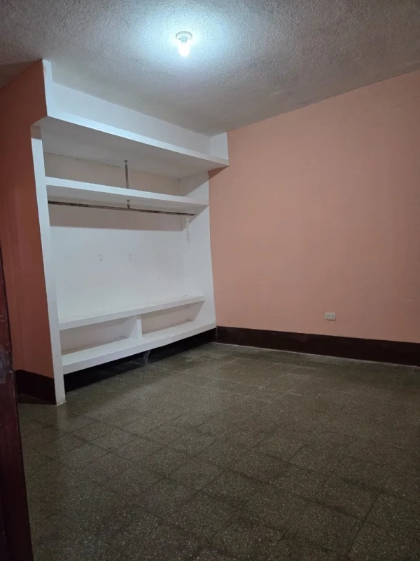 Venta de casa en zona 7 Castillo Lara con 10 dormitorios