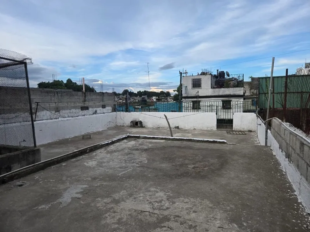 Venta de casa en zona 7 Castillo Lara con 10 dormitorios