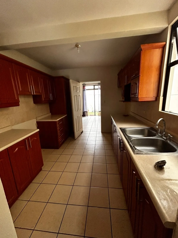 🏡 Amplia Casa en Renta – Fraijanes, Km 21.5