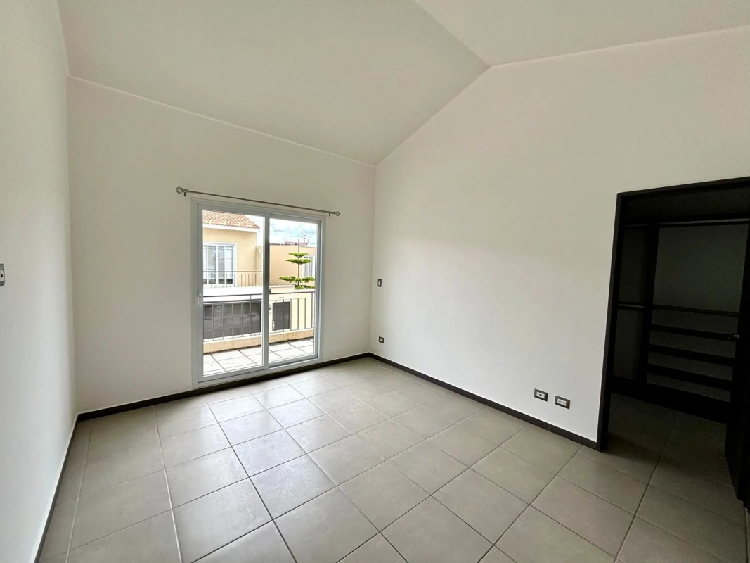 CASA AMPLIA EN ALQUILER – Cumbres de La Arboleda Km 21.5 Carretera a El Salvador