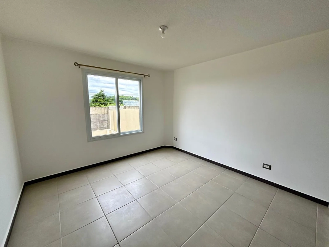 CASA AMPLIA EN ALQUILER – Cumbres de La Arboleda Km 21.5 Carretera a El Salvador