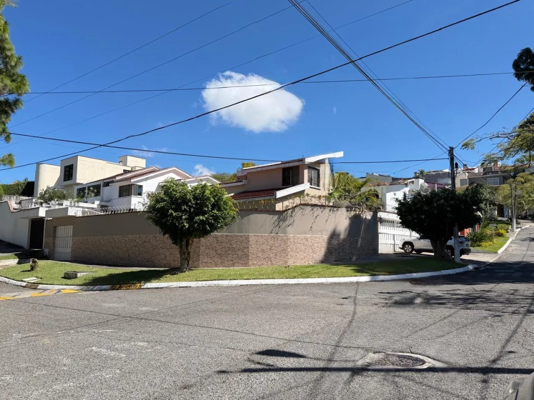 CASA DE ESQUINA 4 HABITACIONES