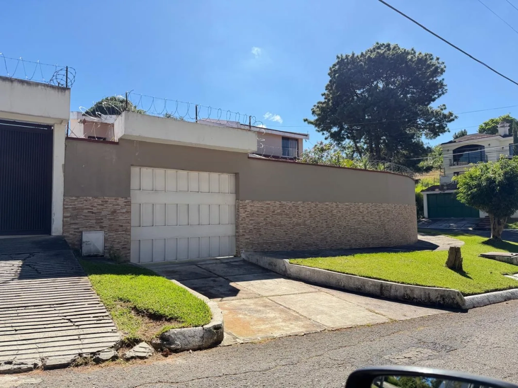 CASA DE ESQUINA 4 HABITACIONES