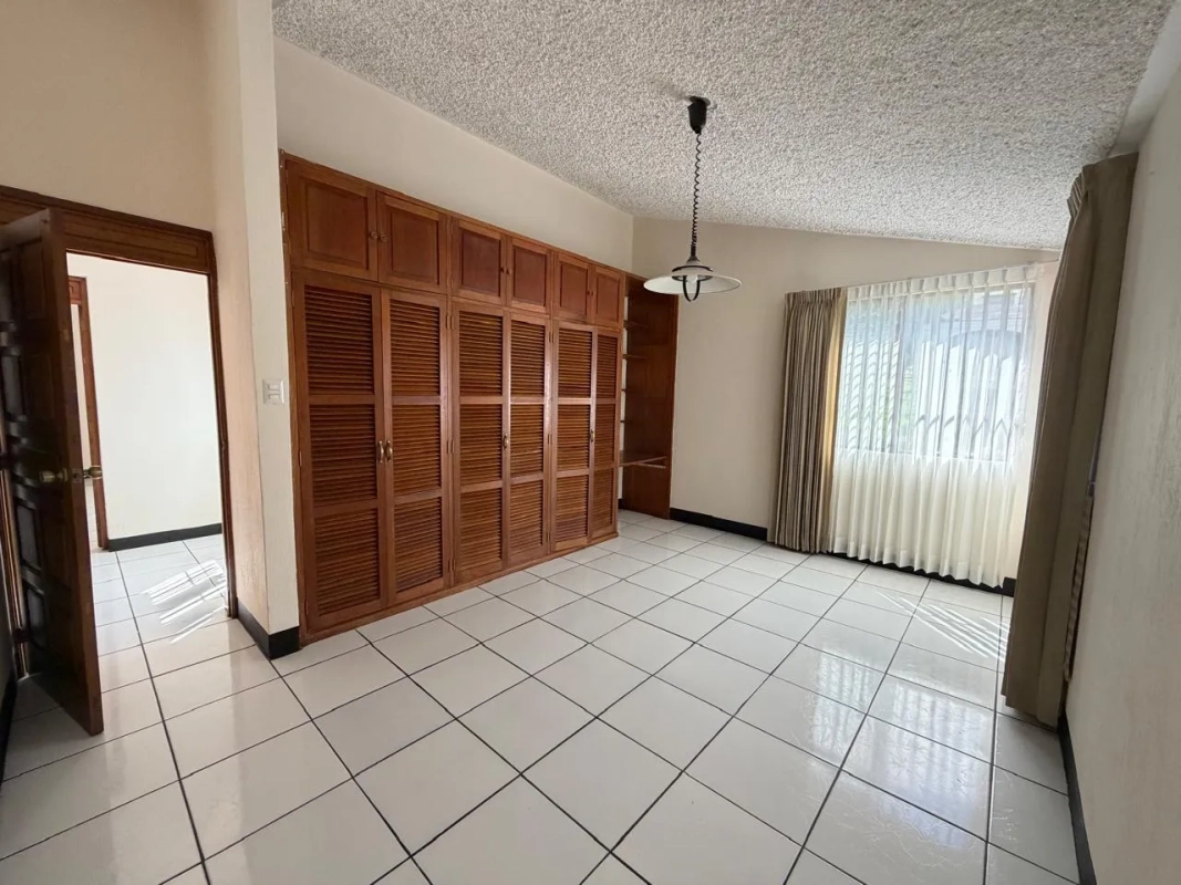 CASA DE ESQUINA 4 HABITACIONES