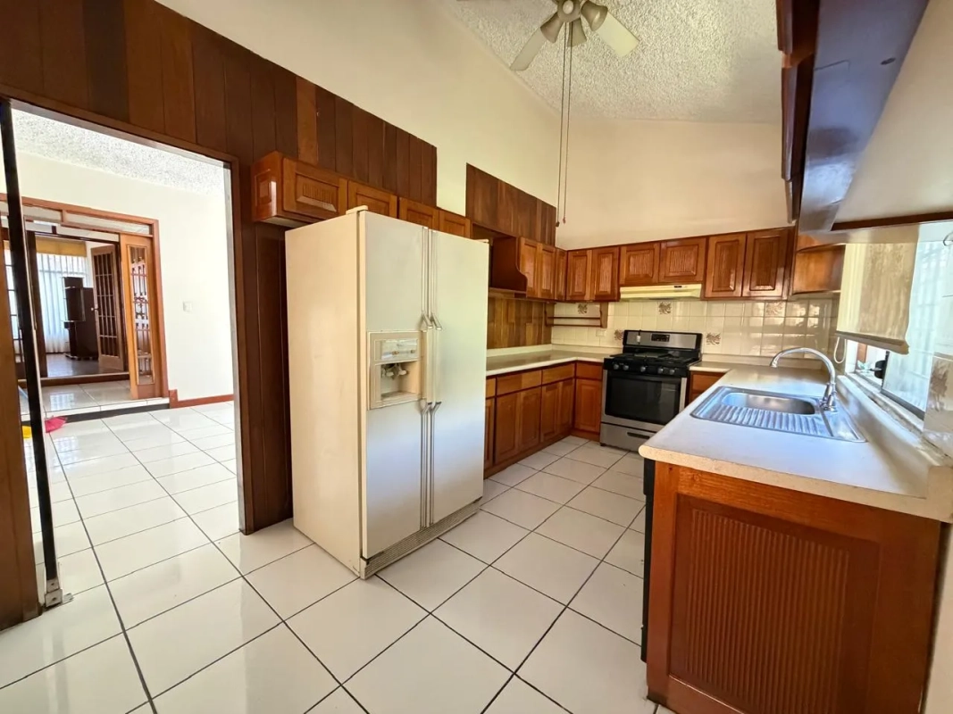 CASA DE ESQUINA 4 HABITACIONES