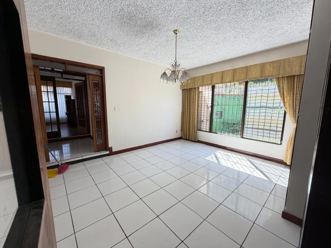 CASA DE ESQUINA 4 HABITACIONES