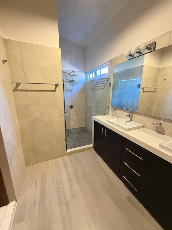 CASA DE ESQUINA 4 HABITACIONES