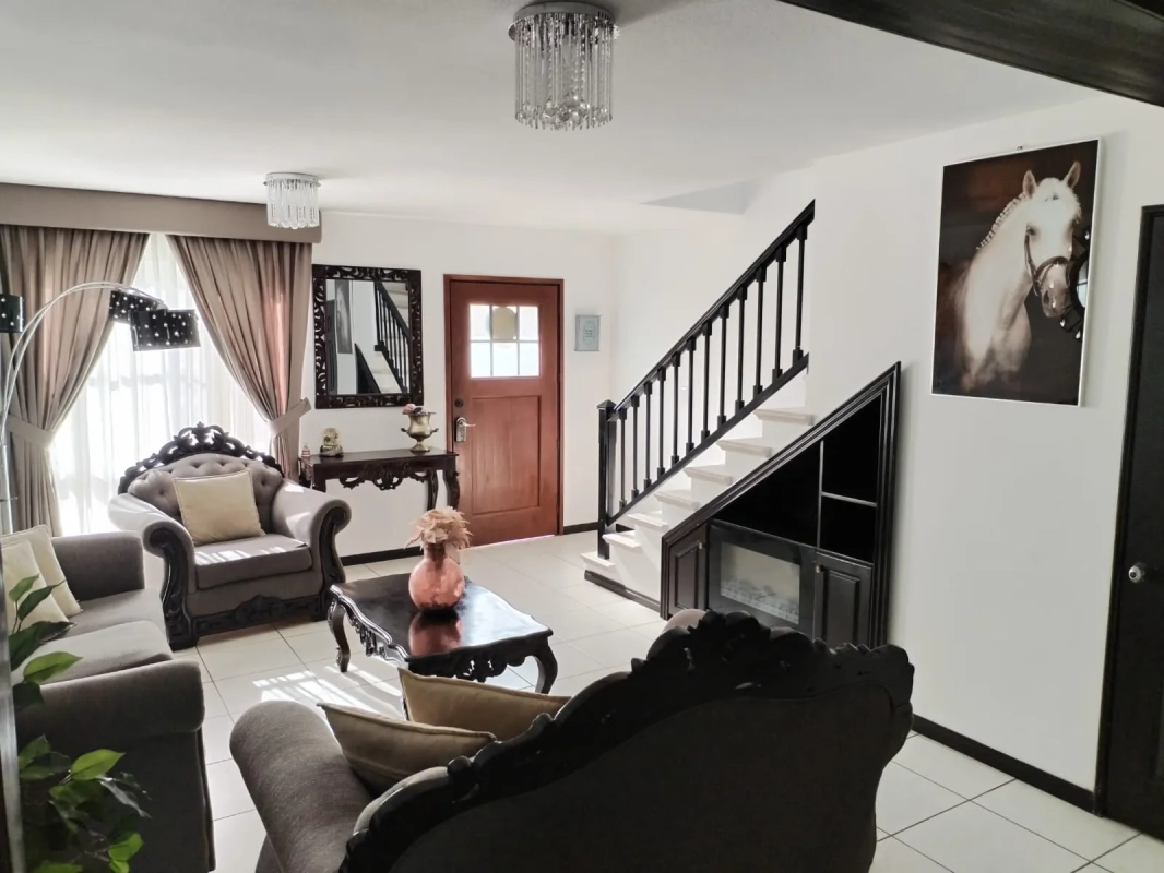 Casa tipo Navarra en venta, dentro de Alameda Norte Q2,900,000 más impuestos